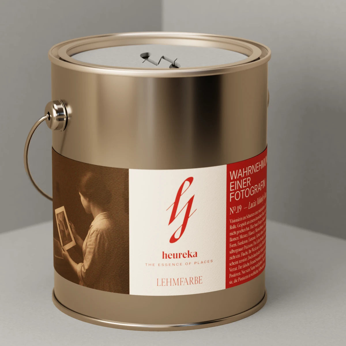 №. 19 — Lucia Moholy Grau Lehmfarbe